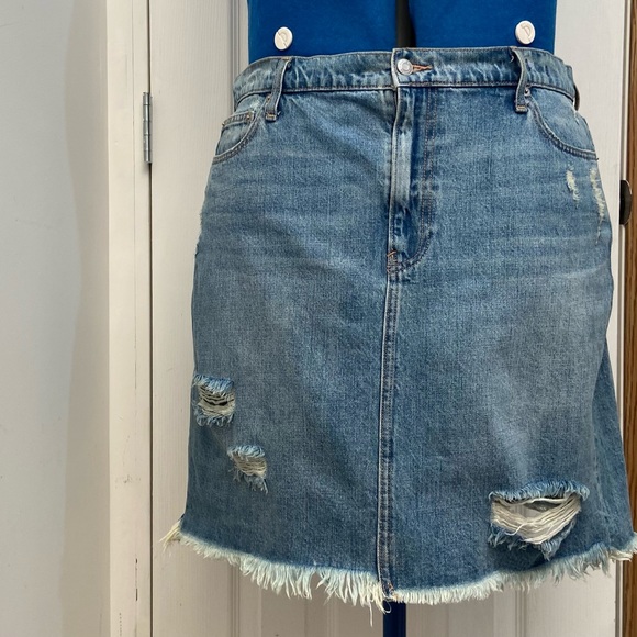 Gap denim women distressed fringed hem mini skirt. Size 33 waist. Pre-owned. - Picture 8 of 8